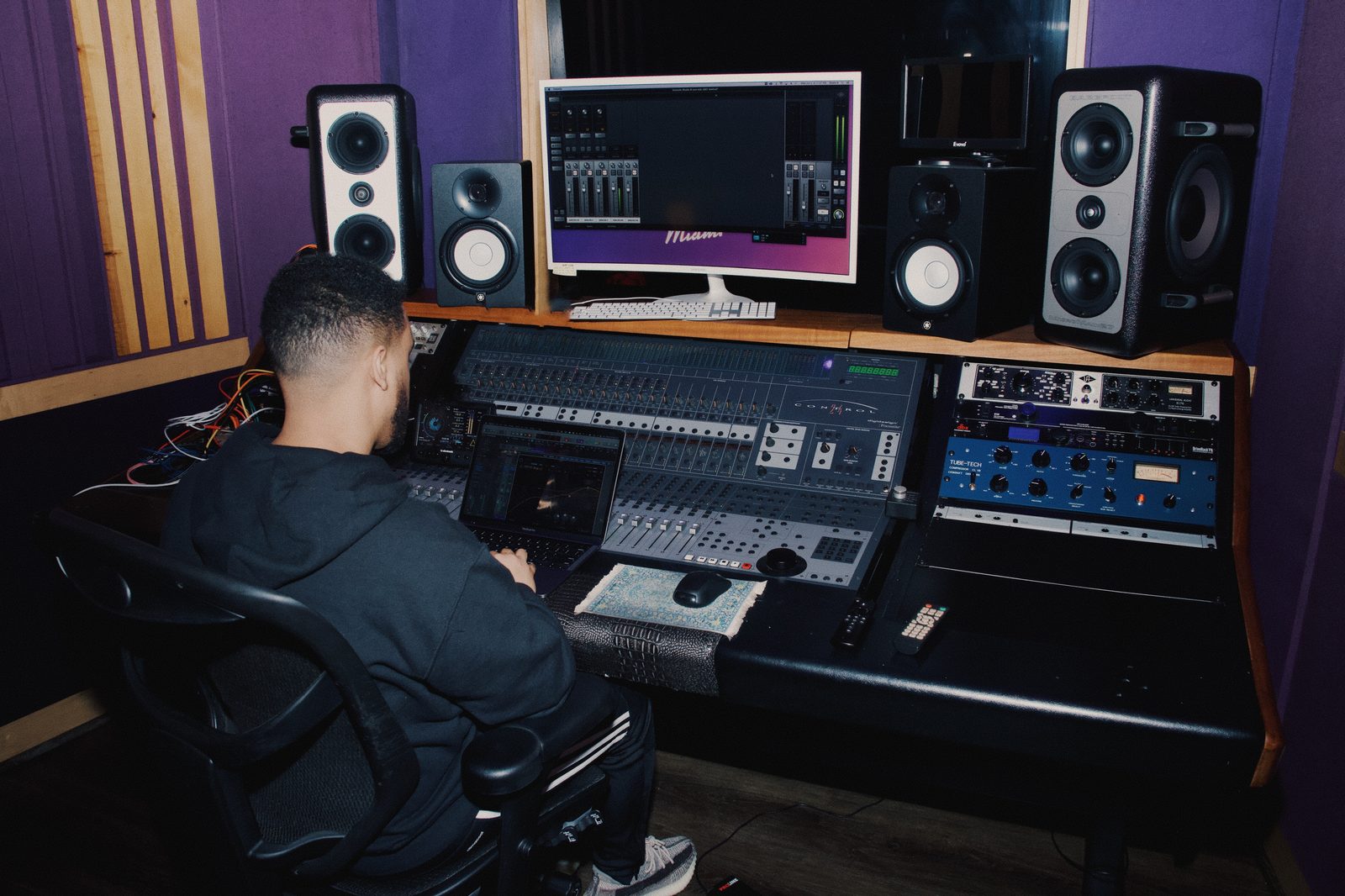 Luis Canción in the studio